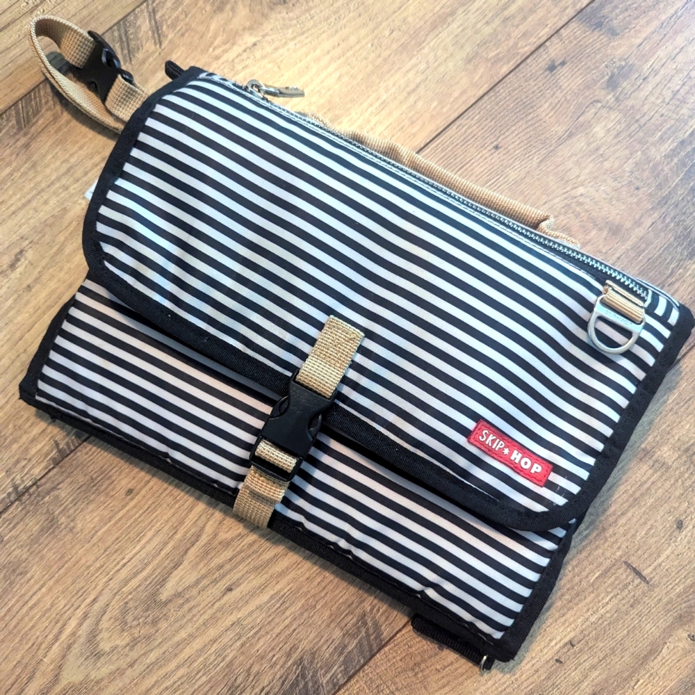 Skip hop travel changing pad black & white stripe